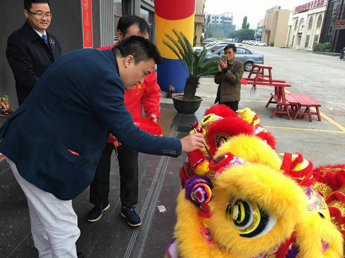 黄瓜AV网站陶瓷磚營銷總經理羅勝給獅子點睛
